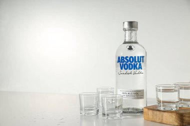 Odessa, Ukrayna, 09.08.2023: Alkol içeceği - Absolut vodka