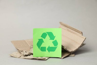 Kraft kartonu geri dönüşüm işareti, çevre koruma. Kaynakların akıllıca kullanımı.