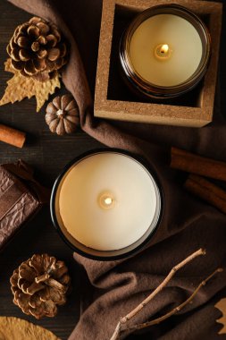 Kahverengi zemin üzerinde mumlar ve koniler, üst görünüm