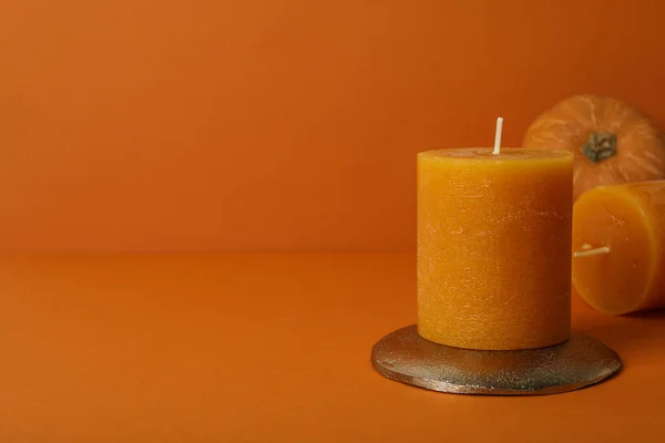 Candele Cavalletto Dorato Zucca Sfondo Arancione Spazio Testo — Foto Stock