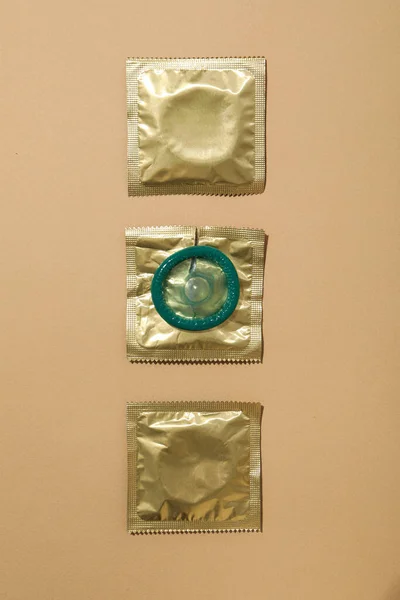 Kondomer Ett Gyllene Omslag Ljus Bakgrund Närbild — Stockfoto