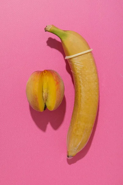 Condón Plátano Con Melocotón Sobre Fondo Rosa — Foto de Stock