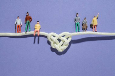 Kelt düğümü, beyaz kablodan yapılmış kalp şeklinde. Yaratıcı birlik, inanç ve koruma kavramı.