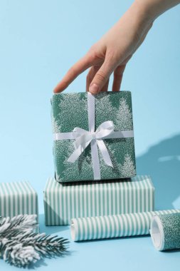 Paket kağıdı, hediye yapma konsepti ya da tatil hediyesi.