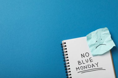 Metin içeren not Defteri Mavi Pazartesi yok ve mavi arkaplan üzerine kağıt, metin için boşluk
