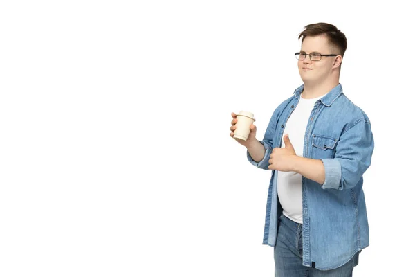 Png Aşağı Sendromlu Gülümseyen Genç Adam Elinde Bir Fincan Kahveyle — Stok fotoğraf