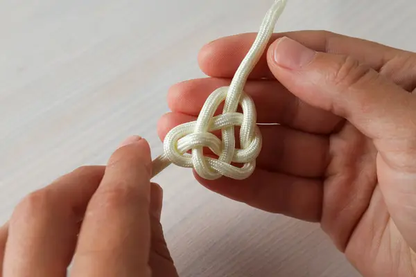 Kelt Düğümü Beyaz Kablodan Yapılmış Kalp Şeklinde Yaratıcı Birlik Inanç — Stok fotoğraf