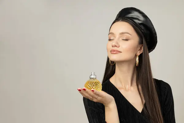 Mujer Joven Boina Con Frasco Perfume Sobre Fondo Blanco Espacio — Foto de Stock