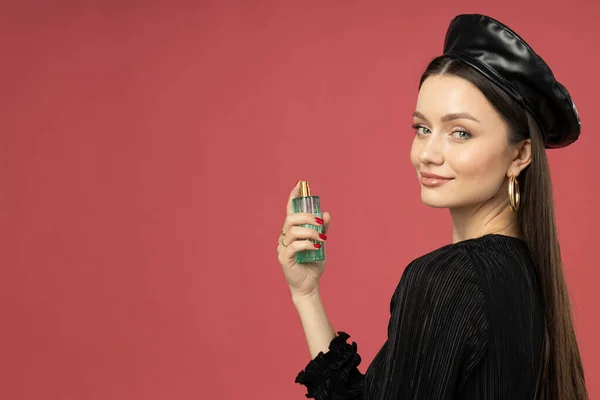 Mujer Joven Boina Con Frasco Perfume Sobre Fondo Rosa Espacio — Foto de Stock