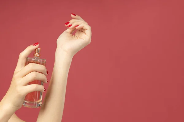 Bottiglia Profumo Mani Femminili Sfondo Rosa Spazio Testo — Foto Stock