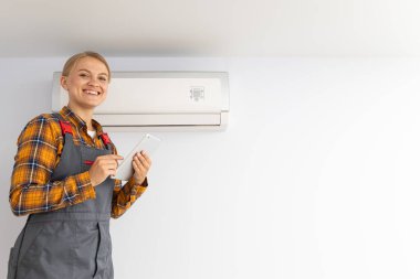 Kadın üstat ve klima, klima tamiri.