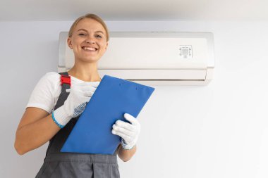 Kadın üstat ve klima, klima tamiri.