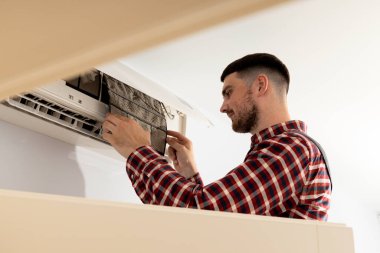 Erkek hoca ve klima, klima tamiri.