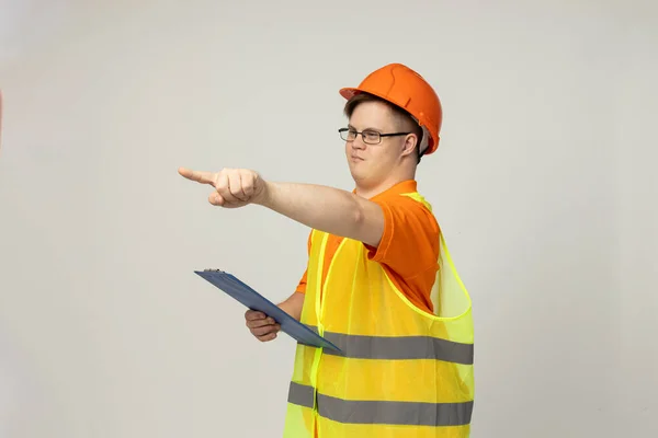 Leende Ung Man Med Cerebral Pares Glasögon Arbetares Uniform Med — Stockfoto