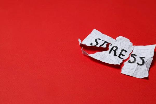 Papper Med Ord Stress Röd Bakgrund Utrymme För Text — Stockfoto