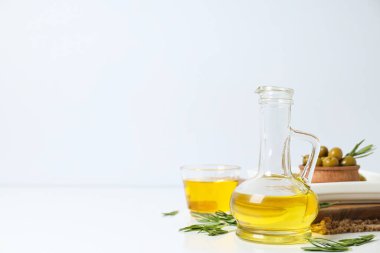 Beyaz arkaplanda zeytinyağı ve zeytin yağı, metin için boşluk