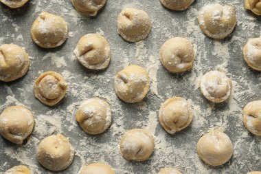 Çiğ hamur köfteleriyle ev yemeği kavramı