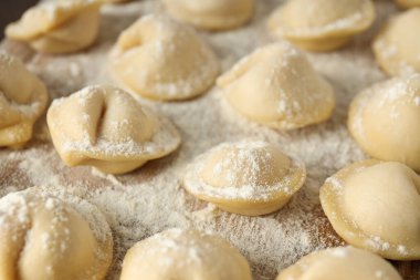 Çiğ hamur köfteleriyle ev yemeği kavramı