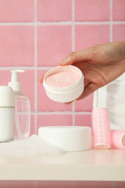 Banyoda bakım ürünleriyle dolu bir raf..