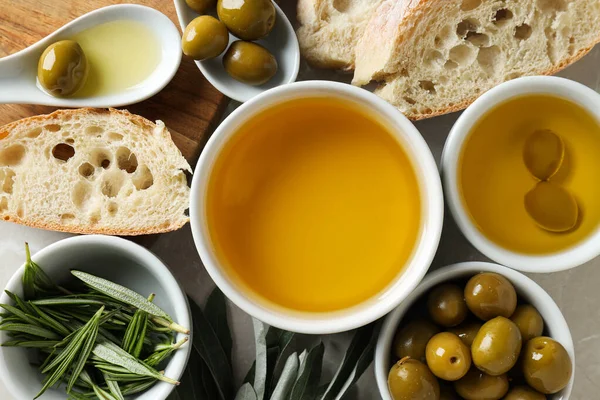 Olivový Olej Olivy Miskách Plátky Chleba Světlém Pozadí Pohled Shora — Stock fotografie