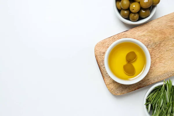 Rami Ulivo Olio Olive Ciotole Lavagna Fondo Bianco Spazio Testo — Foto Stock