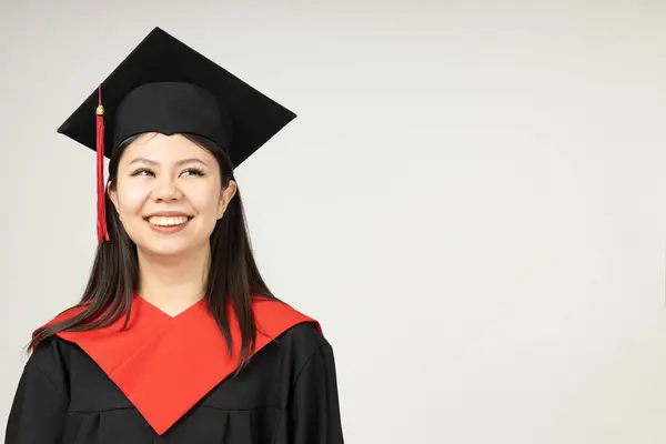 Ένα Όμορφο Κορίτσι Ασιατικής Καταγωγής Ένας Φοιτητής Αποφοίτηση — Φωτογραφία Αρχείου