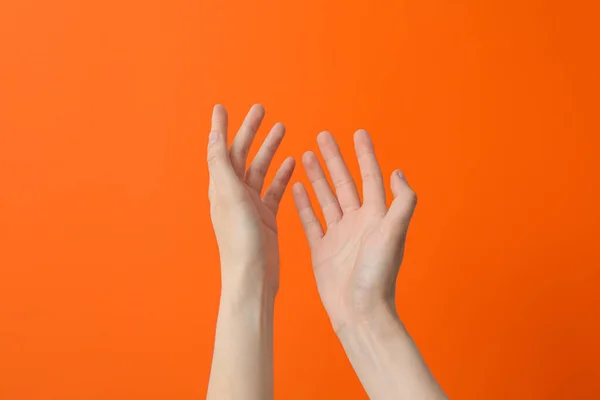 Duas Mãos Femininas Com Dedos Espalhados Fundo Laranja — Fotografia de Stock