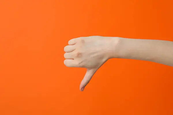 Female Hand Showing Finger Orange Background — Stock Photo, Image