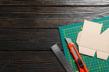 Ahşap arka planda yamalı aksesuar konsepti, kesme hasırı