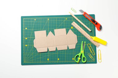 Beyaz arkaplan üzerindeki yamalı aksesuarlar konsepti, kesme paspası