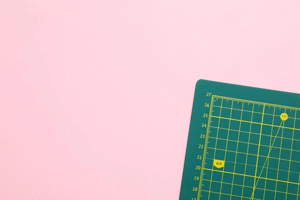 Patchwork Accessoire Konzept Auf Rosa Hintergrund Matt Geschnitten — Stockfoto
