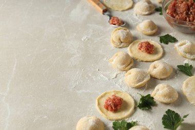 Çiğ hamur köfteleriyle ev yemeği kavramı