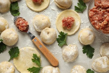 Çiğ hamur köfteleriyle ev yemeği kavramı