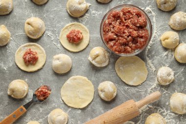 Çiğ hamur köfteleriyle ev yemeği kavramı