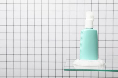 Köpüklü bir şişe..