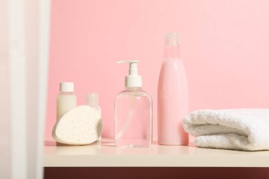 Banyoda bakım ürünleriyle dolu bir raf..