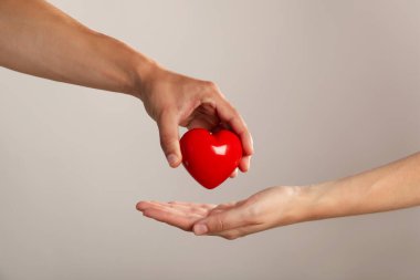 Gri arka planda kırmızı kalp. Kan bağışı.