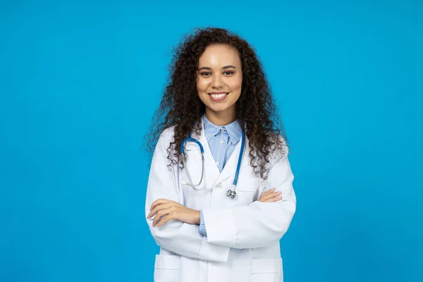 Uma Jovem Atraente Uniforme Médico Branco Fundo Azul — Fotografia de Stock