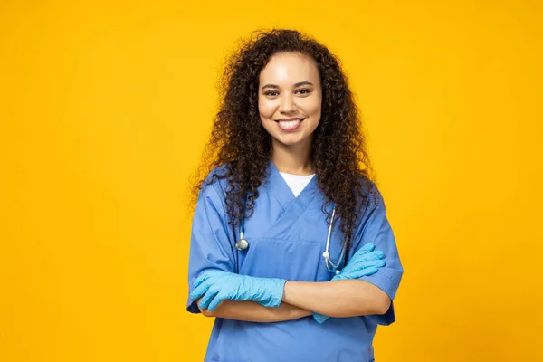 Una Atractiva Jovencita Uniforme Enfermera Azul Sobre Fondo Amarillo —  Fotos de Stock