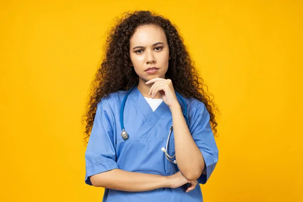 Attraktiv Ung Flicka Blå Sjuksköterska Uniform Gul Bakgrund — Stockfoto
