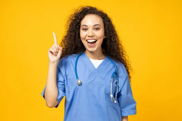 Μια Ελκυστική Νεαρή Κοπέλα Μπλε Στολή Νοσοκόμας Κίτρινο Φόντο — Φωτογραφία Αρχείου