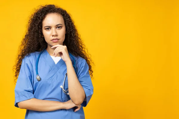 Uma Jovem Atraente Uniforme Enfermeira Azul Fundo Amarelo — Fotografia de Stock