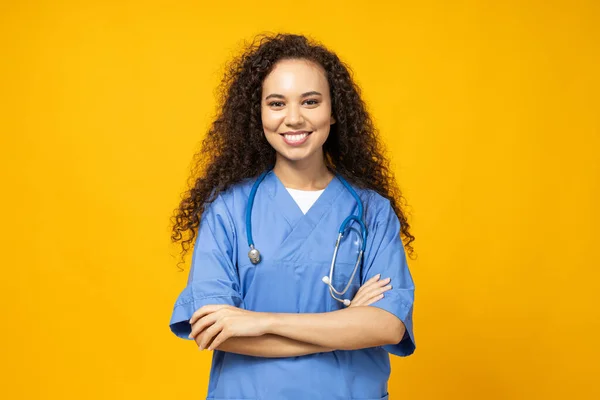 Una Atractiva Jovencita Uniforme Enfermera Azul Sobre Fondo Amarillo —  Fotos de Stock