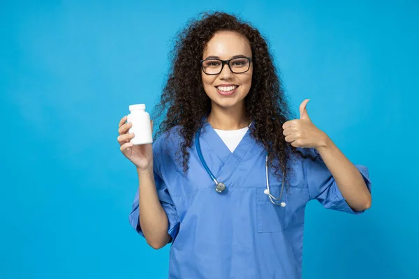 Una Joven Atractiva Gafas Uniforme Enfermera Azul Sobre Fondo Azul —  Fotos de Stock