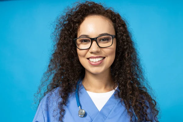 Una Joven Atractiva Gafas Uniforme Enfermera Azul Sobre Fondo Azul —  Fotos de Stock
