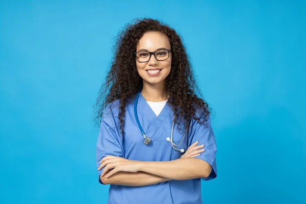 Uma Jovem Atraente Óculos Uniforme Enfermeira Azul Fundo Azul — Fotografia de Stock