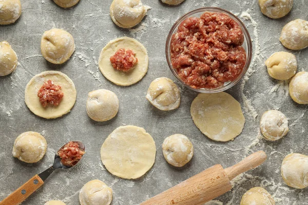 Çiğ hamur köfteleriyle ev yemeği kavramı