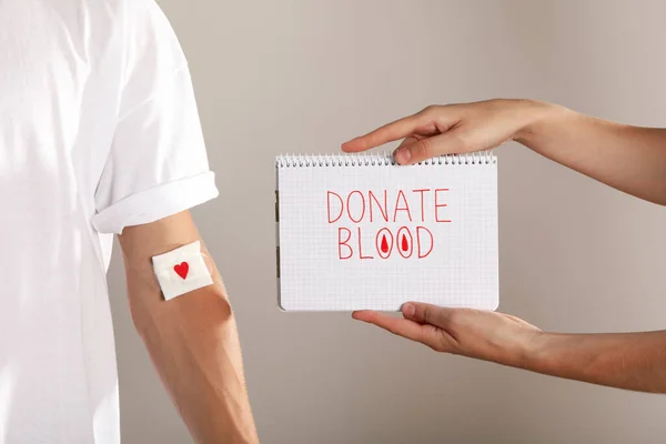 Donación Sangre Donante Sangre Con Vendaje Corazón Rojo Después Donar — Foto de Stock