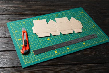 Ahşap arka planda yamalı aksesuar konsepti, kesme hasırı