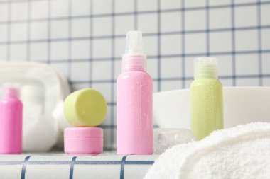 Banyoda bakım ürünleriyle dolu bir raf..